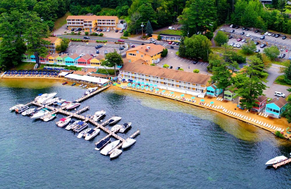 The NASWA Resort on Lake Winnipesaukee and Paugus Bay. Offers Rooms, Suites, and Cottages. Free overnight docking for hotel guests. Two fabulous restaurants.  