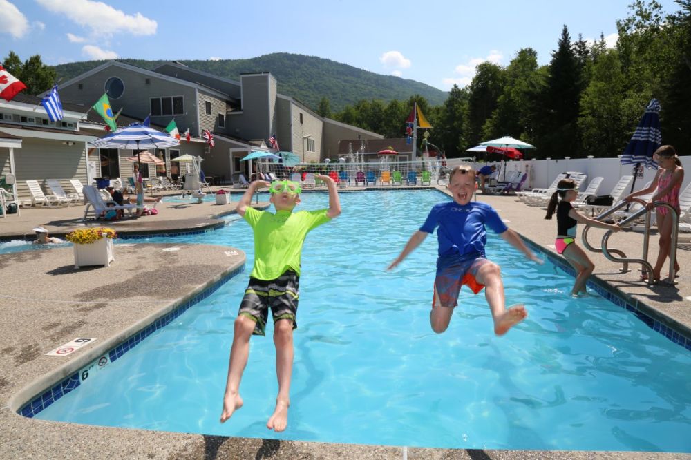 Outdoor Pool & Splash Pad (seasonal)