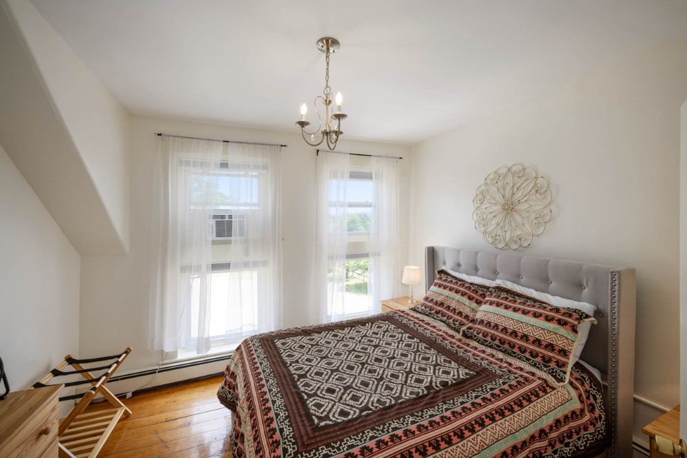 2D Suite Queen Bedroom, connect to sitting room and Private Bathroom