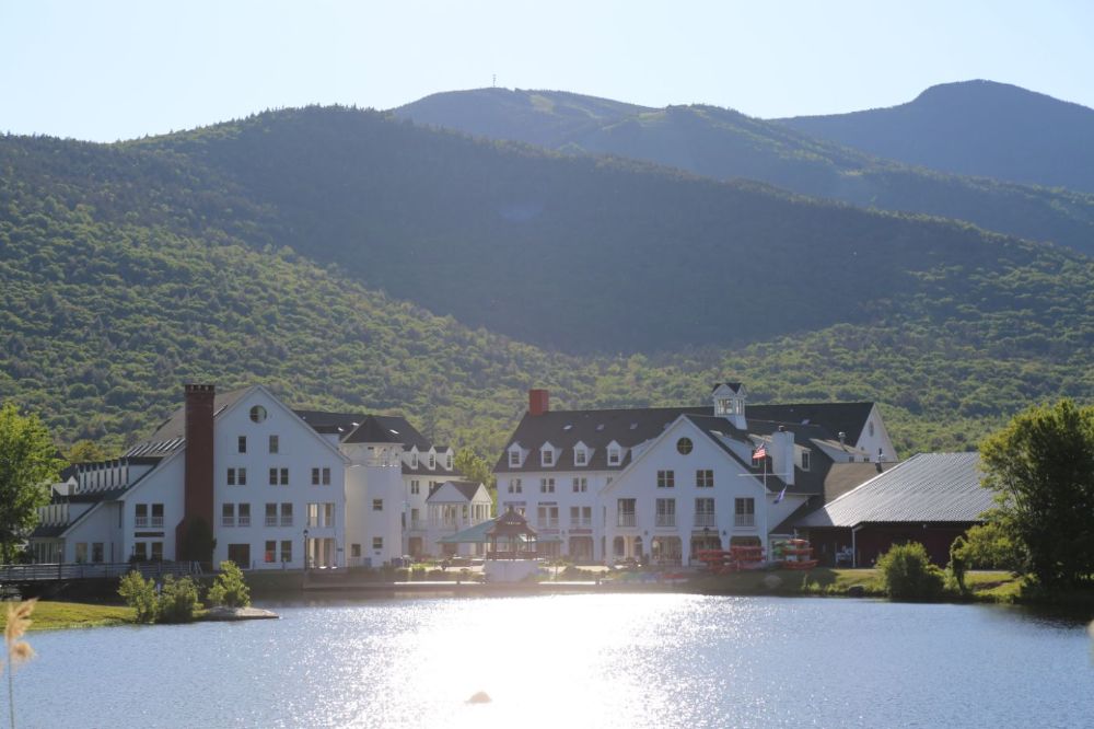 Close to Town Square (with shopping, dining, entertainment & ice skating)