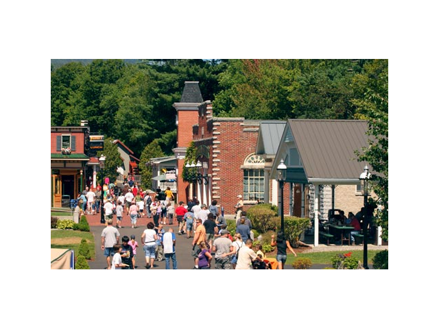 Stroll along the Victorian Main Street and explore all the rides & unique museums at Clark's.