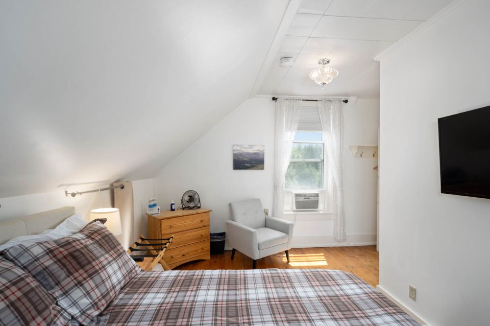 Room 2B with a Standard Bed and Private Bathroom