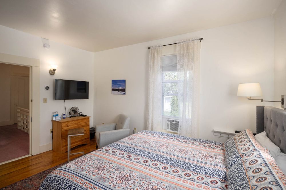 Room 1D- King Bed with Private Bathroom