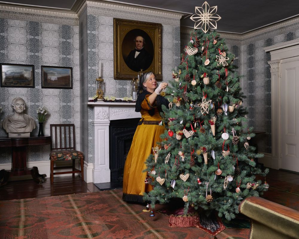 Candlelight Stroll invites visitors to step into the past and experience 350+ years of seasonal and holiday traditions in the Puddle Dock neighborhood. The Museum’s furnished historic houses are adorned with handmade decorations created from greens and dried flowers from the Museum’s heirloom gardens. 