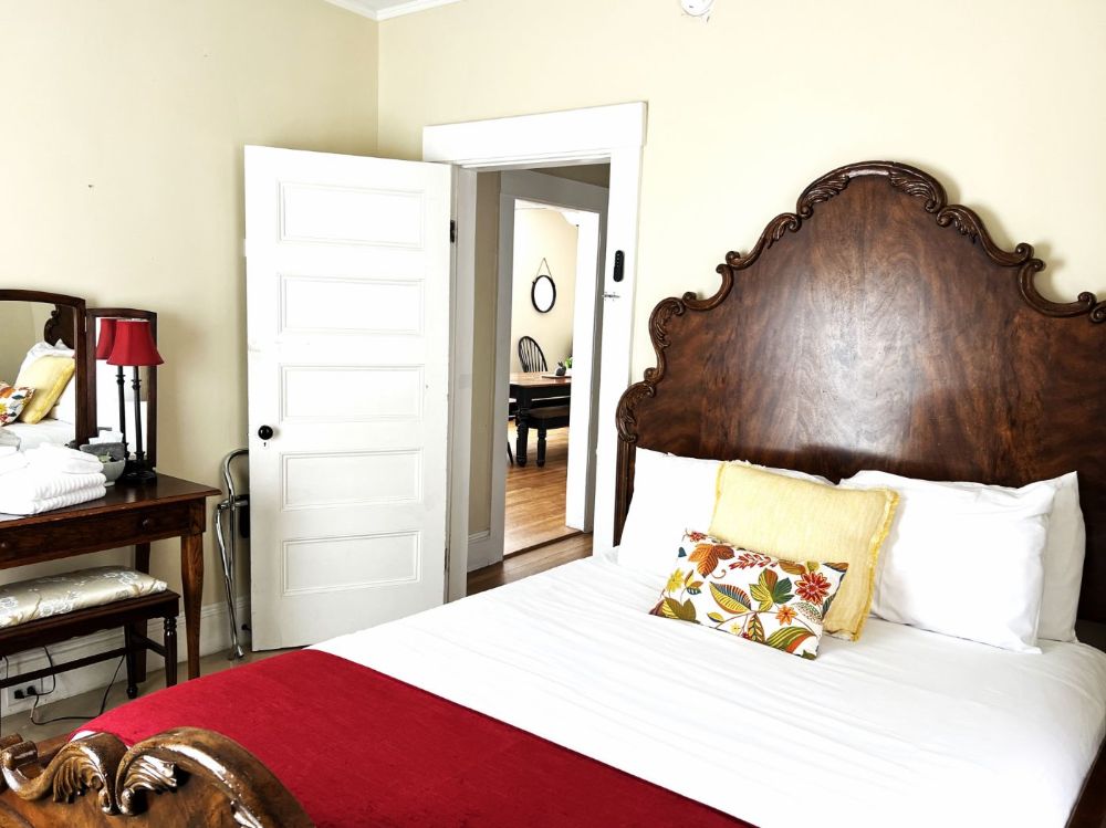 Queen bedroom Main House 