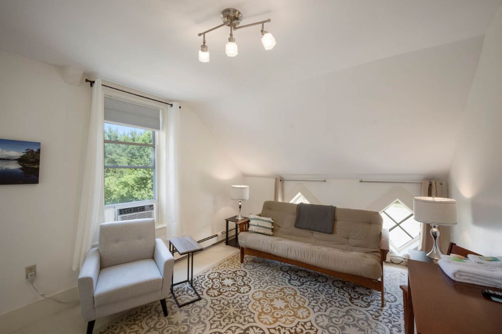 2D Suite, sitting area with Smart TV