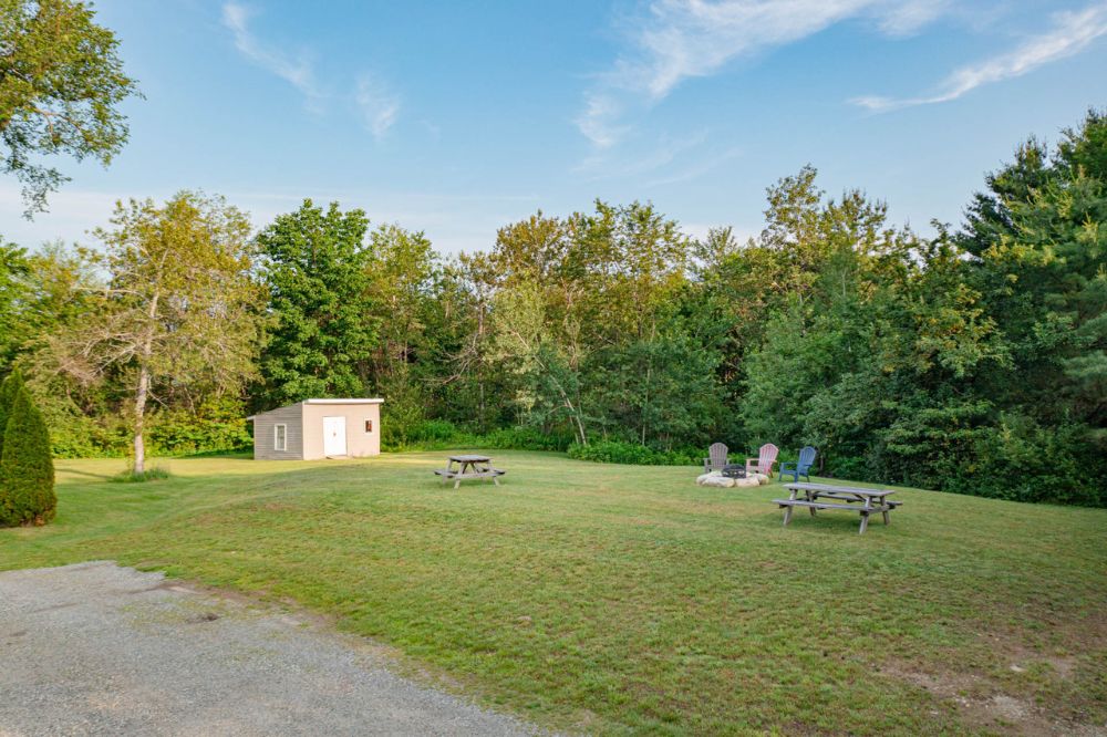 Big Yard to Relax or Walk/Snowmobile down the trail. King's Pond is a short walk, as is the Ammonoosuc River