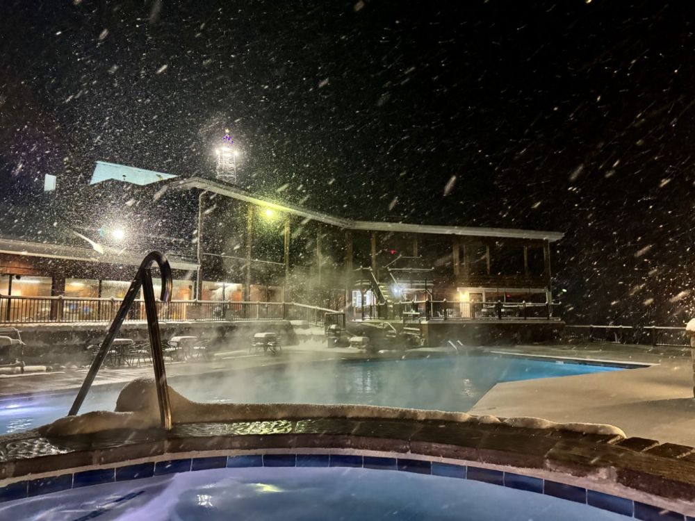 Outdoor Pool & Hot Tub Open All Year