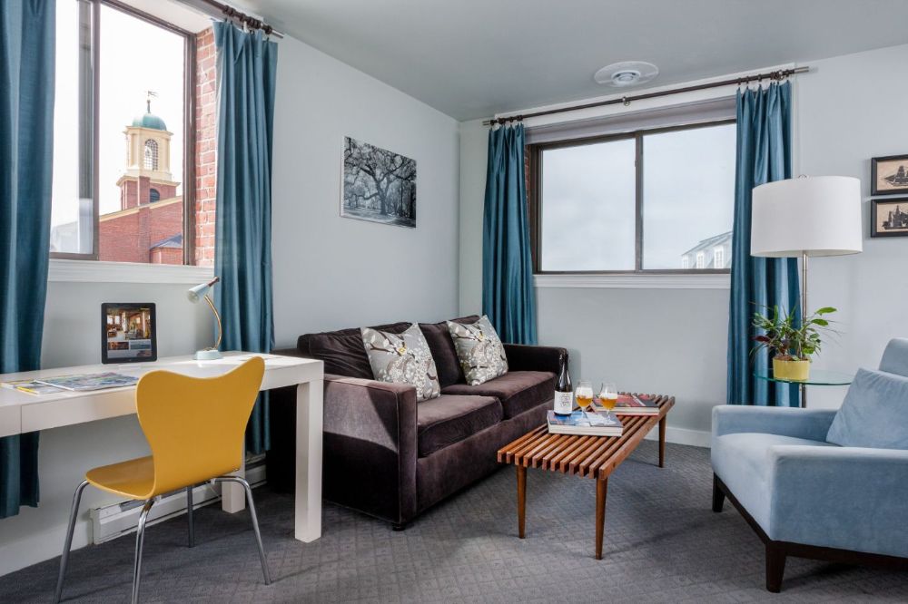 Ale House Inn King Room Seating Area