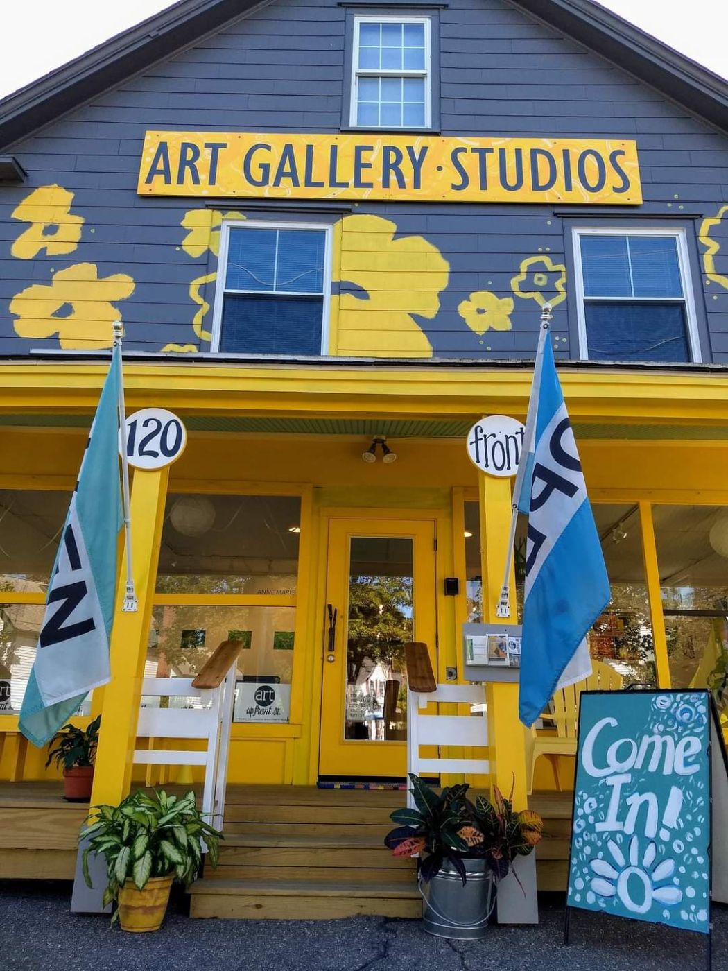 Art Up Front Street, Exeter, NH. Contemporary gallery & five working artists' studios. Large abstract paintings, Industrial Quilts, landscapes, floral art. 2000 sq.ft. space near downtown Exeter.